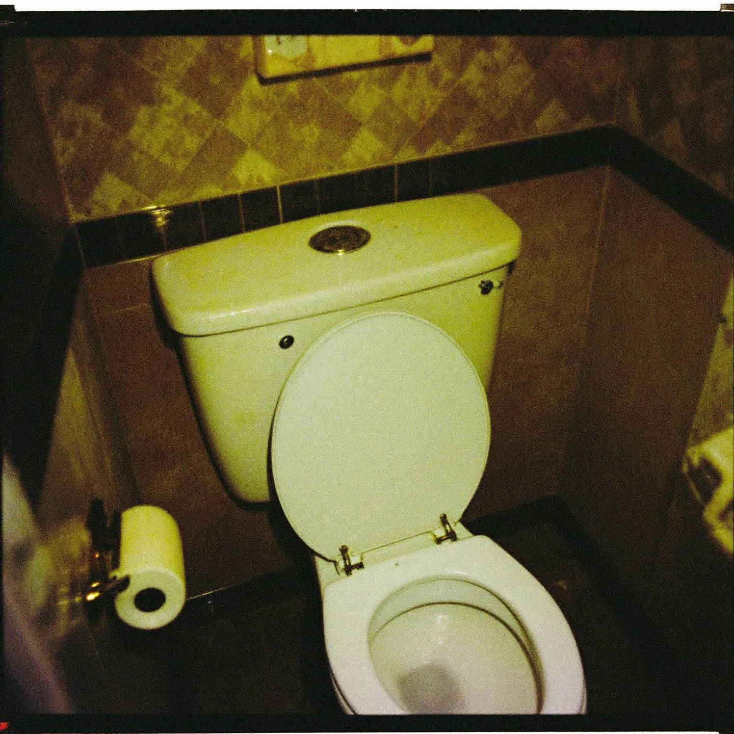 Nettoyer le fond des toilettes