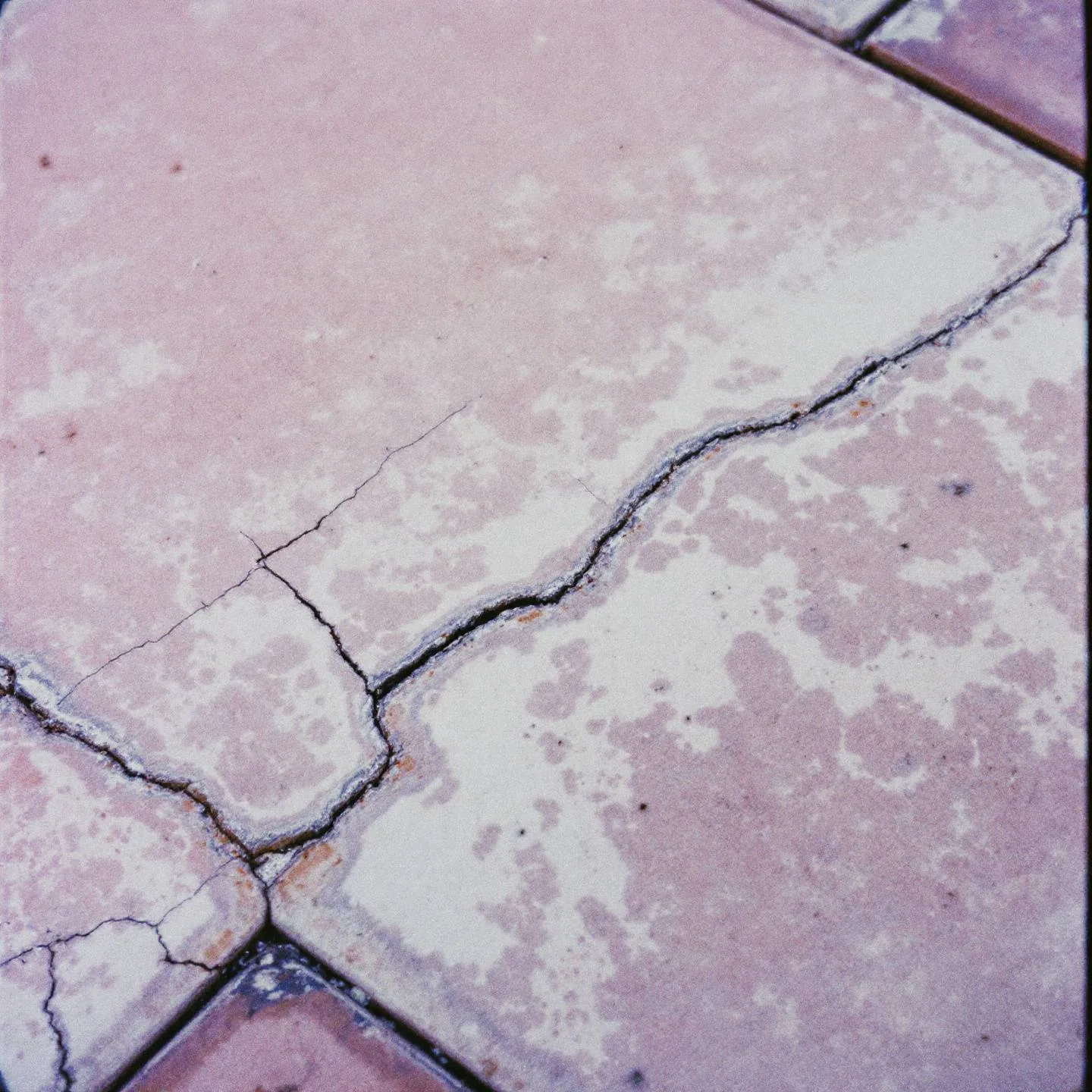 Nettoyer le carrelage d'une terrasse