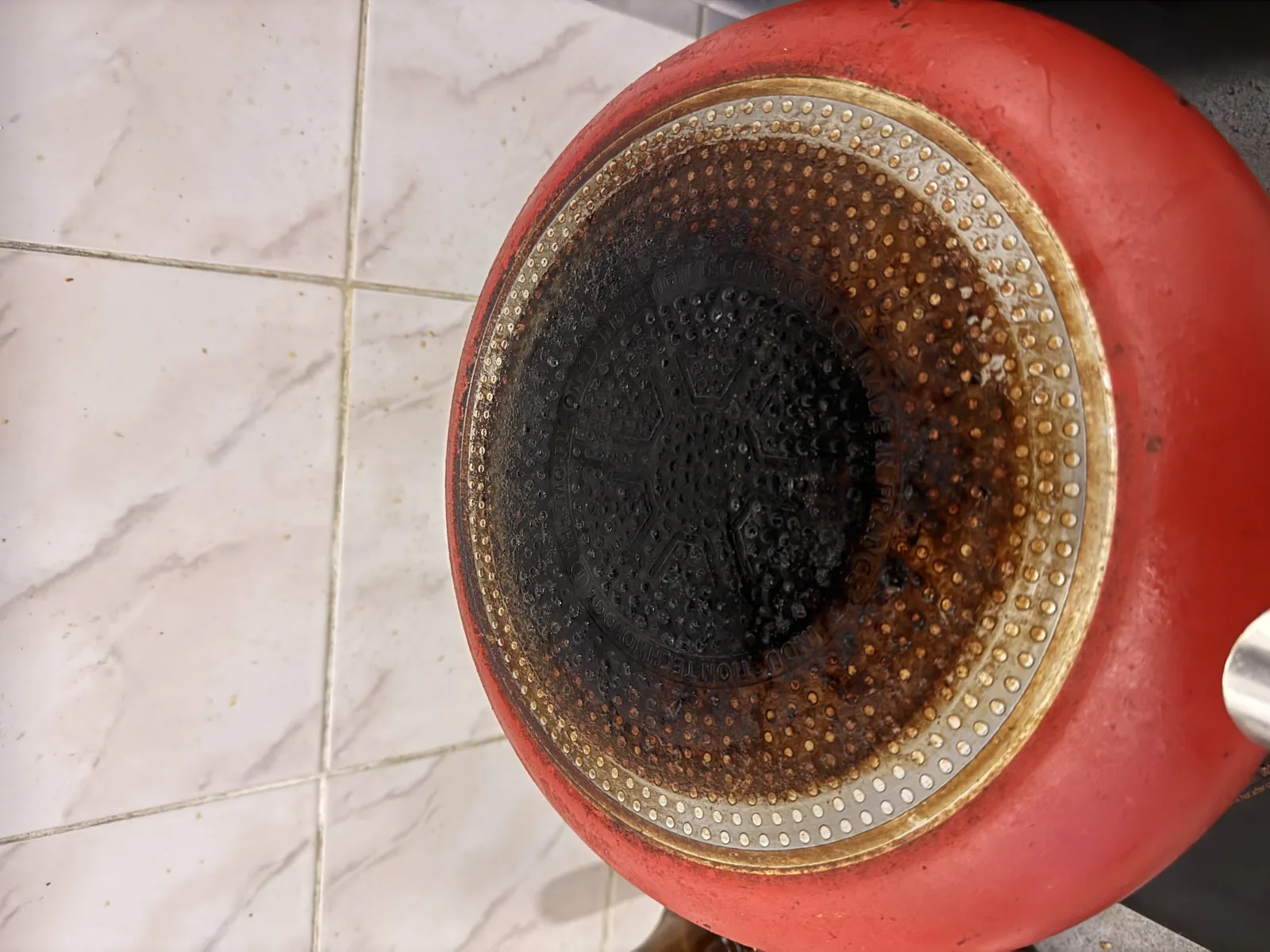 Enlever le brûlé d'une casserole