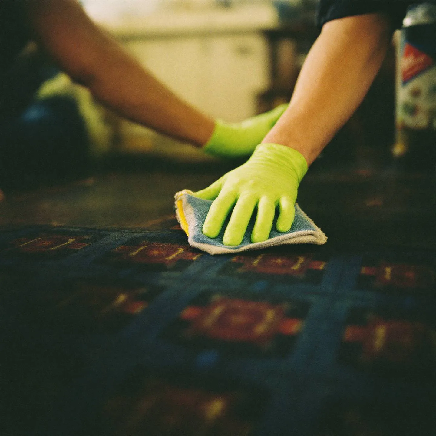 Nettoyer un tapis avec du bicarbonate