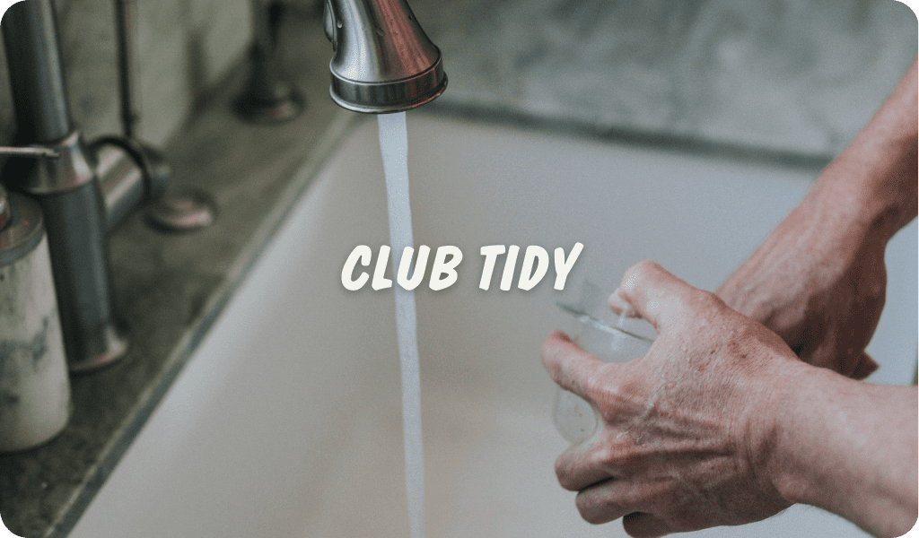 Personne lavant un verre sous un robinet d'eau avec le texte 'CLUB TIDY' superposé.