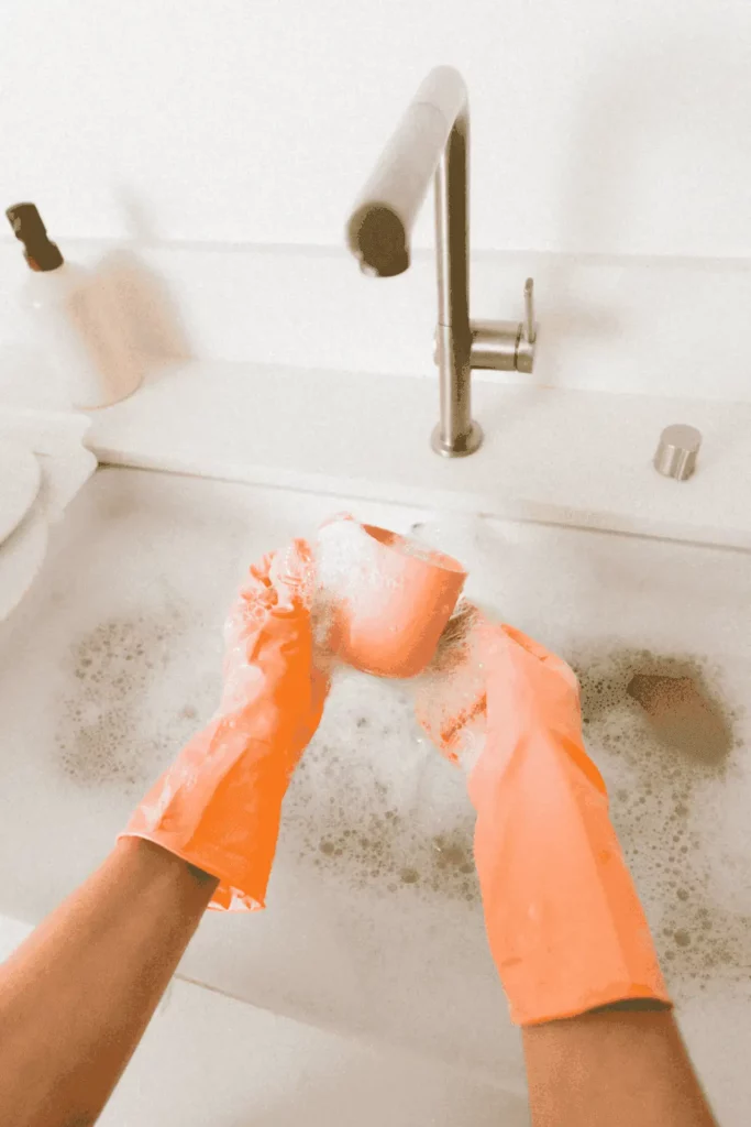 Tasse vaisselle avec gants